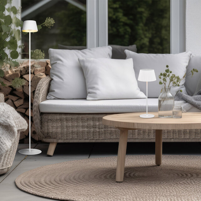 Mat witte metalen LED tafellamp met warm wit licht 3000K en oplaadbare batterij