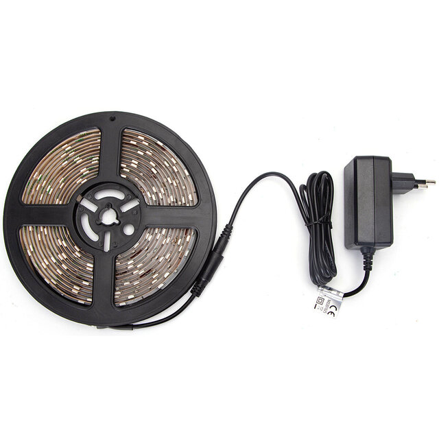 waterdichte 5 meter lange RGB led strip met 24W vermogen en 1200 lumen lichtopbrengst waterdichte 5 meter lange RGB led strip met 24W vermogen en 1200 lumen lichtopbrengst