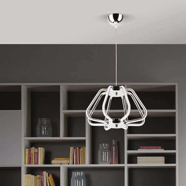 Industrieel vormgegeven LED hanglamp in chroom met 38W vermogen en natuurlijk wit licht 4000K