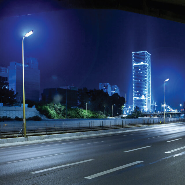 mat zwarte 100W LED straatlamp van aluminium met helder wit licht van 8923 lumen en 6400K kleurtemperatuur