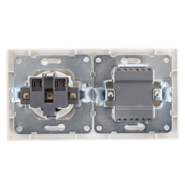 Witte inbouw 2-knops wisselschakelaar met geaard enkelvoudig stopcontact en kinderbeveiliging in kunststof behuizing