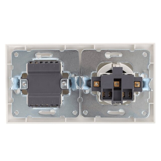 Wit geaard stopcontact met kinderbeveiliging en enkelknops wisselschakelaar in kunststof afdekraam