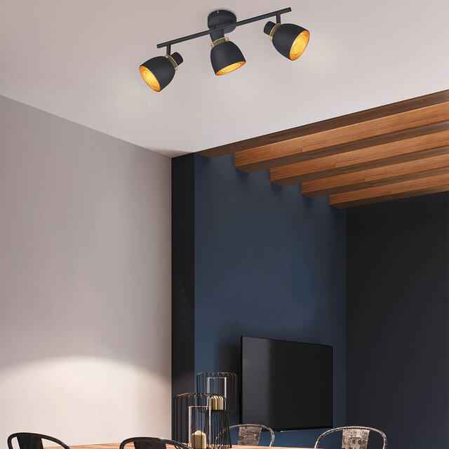 Mat zwarte LED plafondspot met drie lichtpunten en E14 fitting tot 10W vermogen Mat zwarte LED plafondspot met drie lichtpunten en E14 fitting tot 10W vermogen