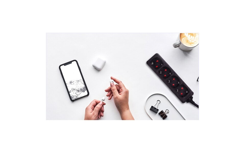 HLW LED Power Strip & Extension Cord 3680W - 4 Outlets LED Accessories Light Cord HLW LED Power Strip & Extension Cord 3680W - 4 Outlets LED Accessories Light Cord