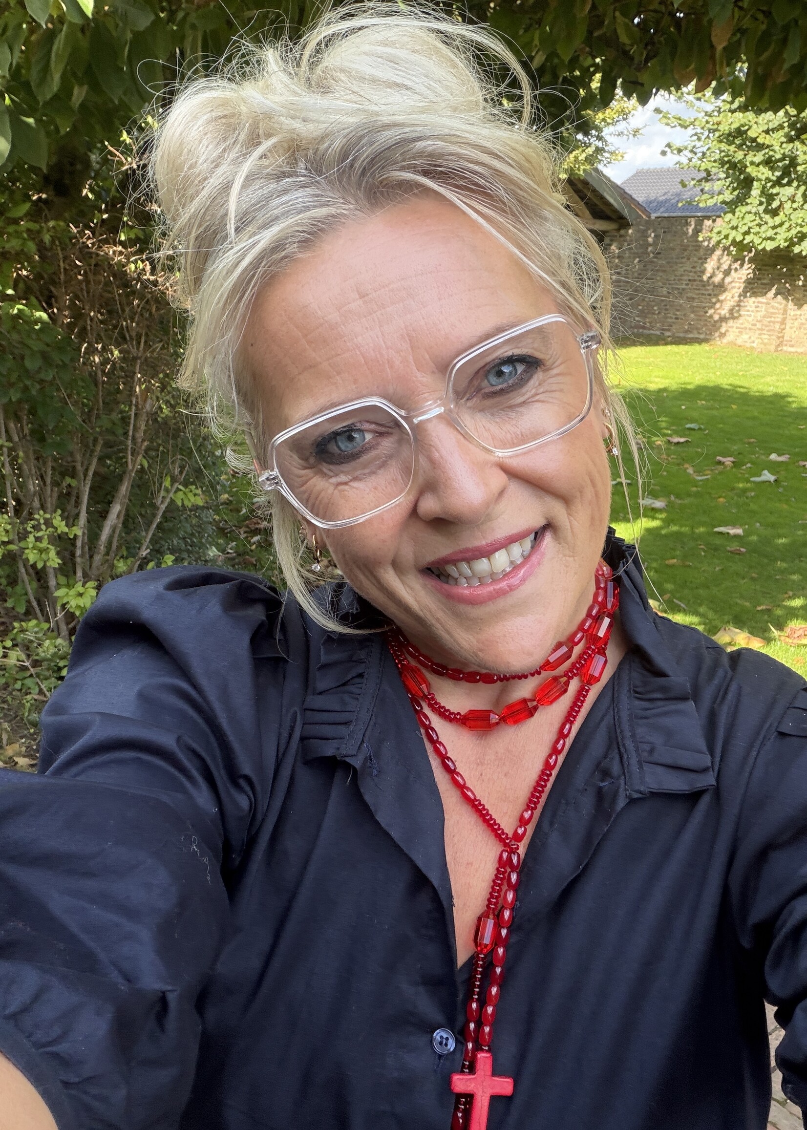 Nakony Red Rebel Cross Necklace | Rode statement ketting 165 cm