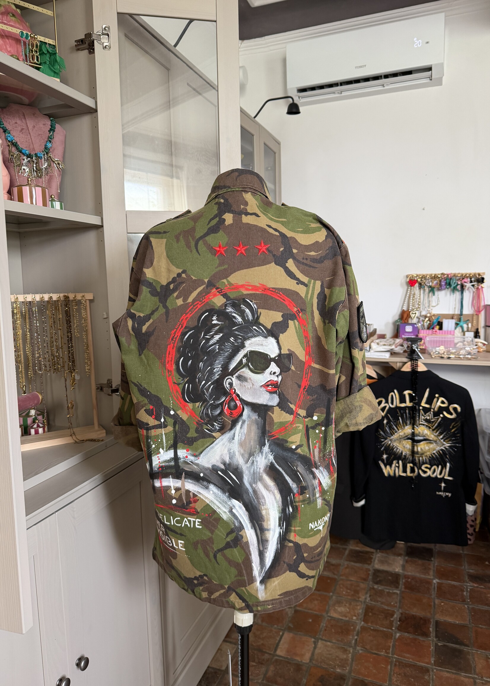 Nakony Army Rebel Jacket | Olive statement jasje met art patches | Nakony Art Wear Grevenbicht