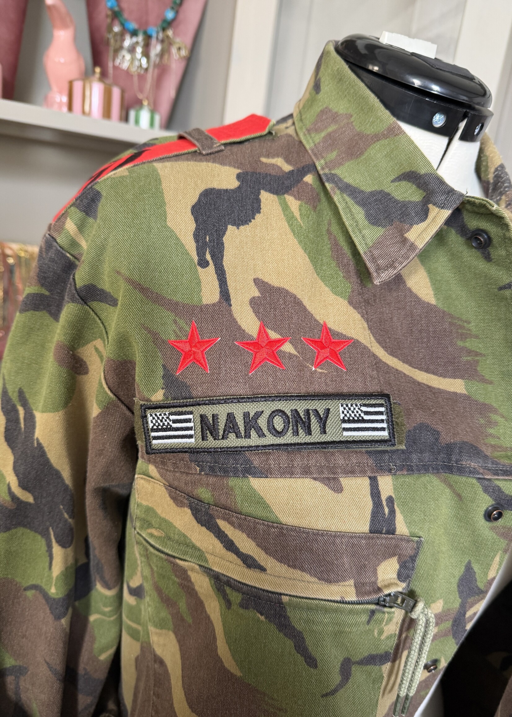 Nakony Army Rebel Jacket | Olive statement jasje met art patches | Nakony Art Wear Grevenbicht