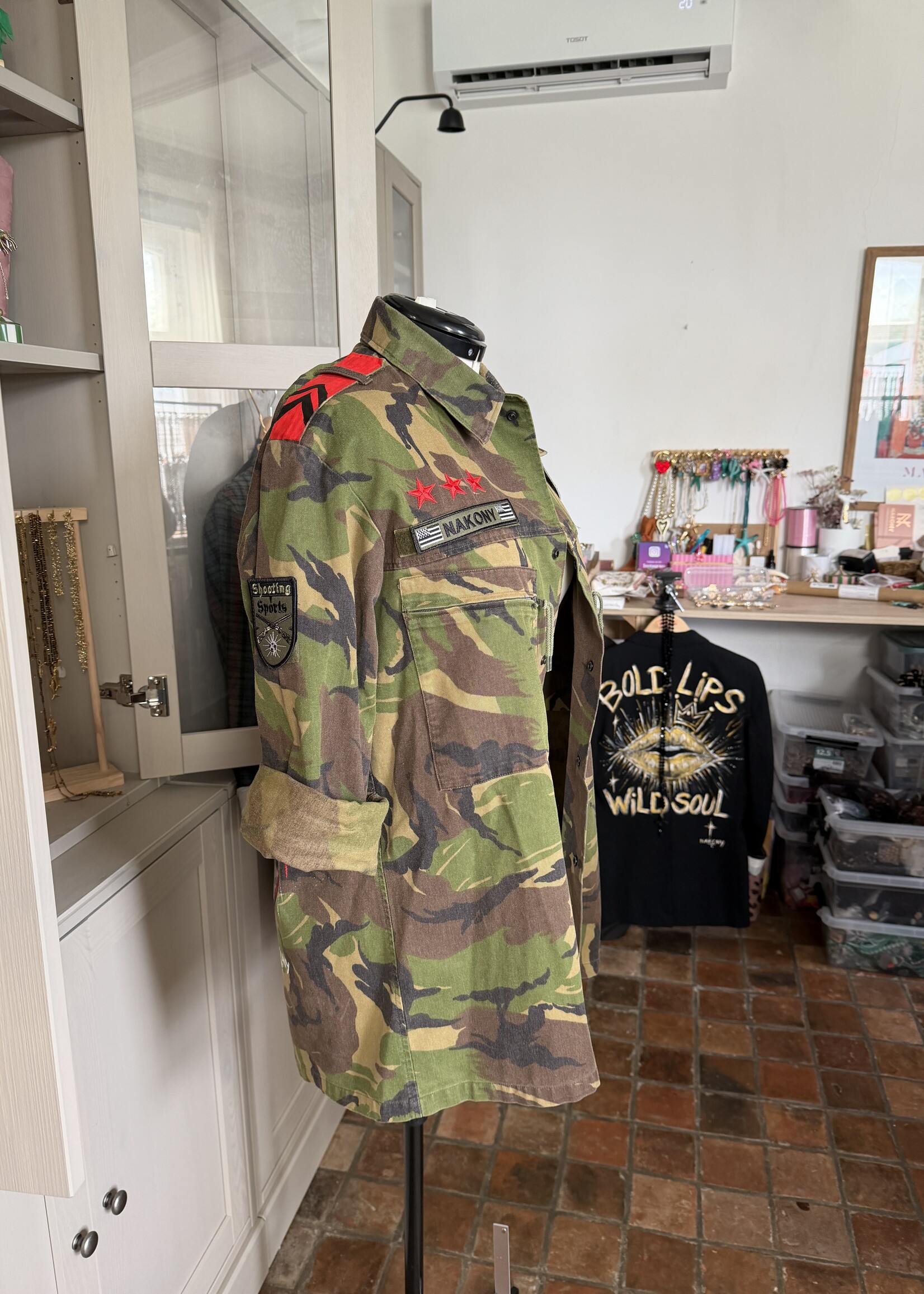 Nakony Army Rebel Jacket | Olive statement jasje met art patches | Nakony Art Wear Grevenbicht