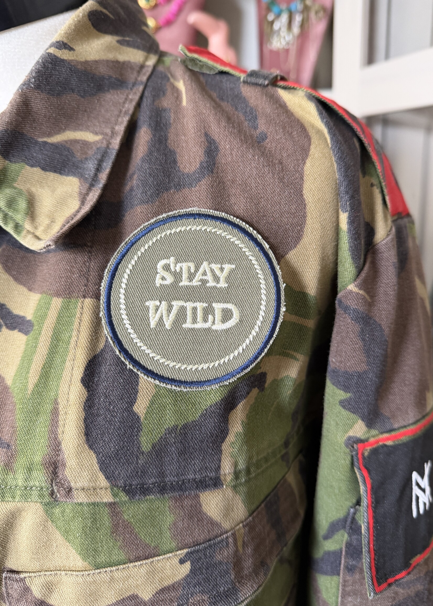 Nakony Army Rebel Jacket | Olive statement jasje met art patches | Nakony Art Wear Grevenbicht