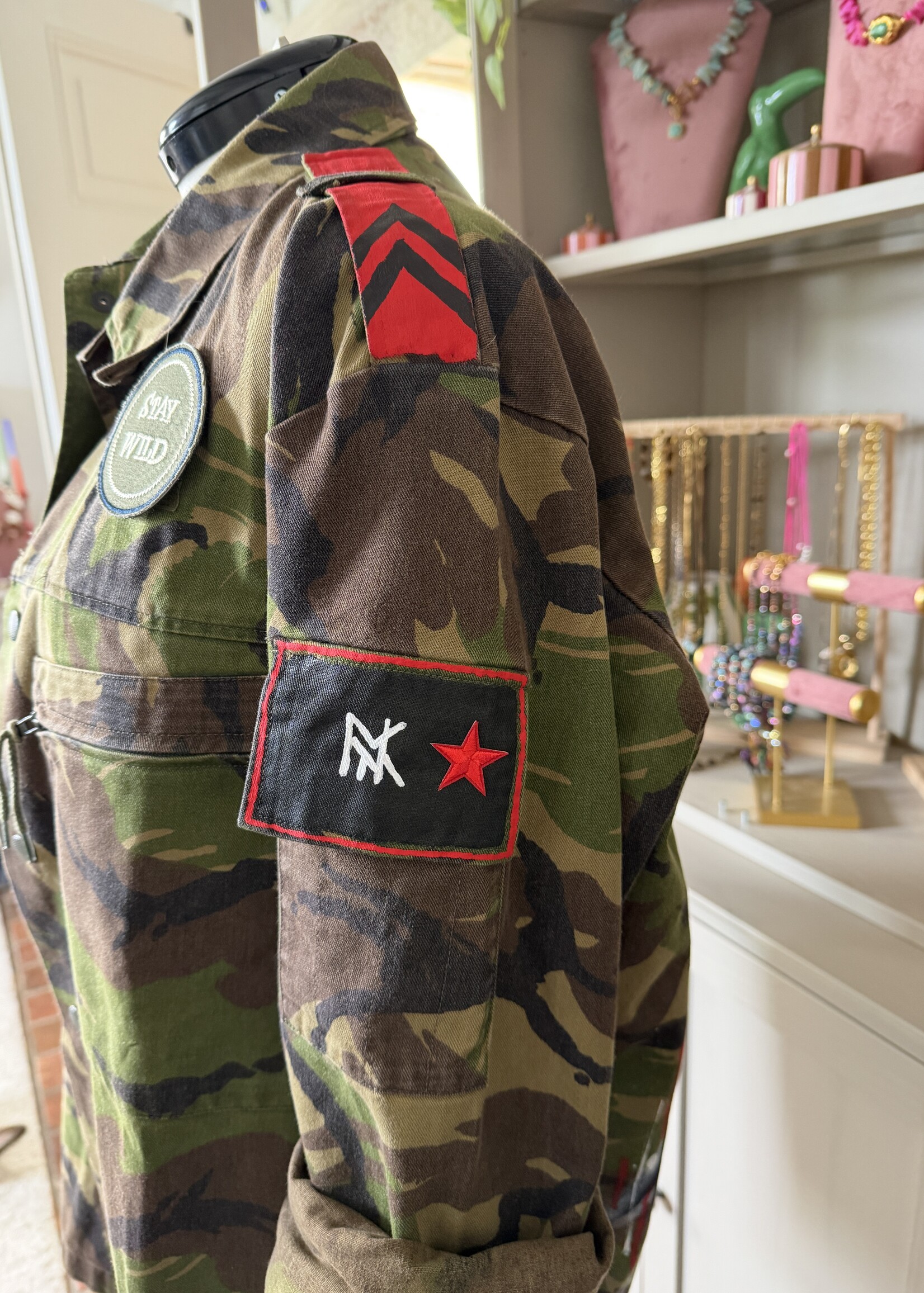 Nakony Army Rebel Jacket | Olive statement jasje met art patches | Nakony Art Wear Grevenbicht