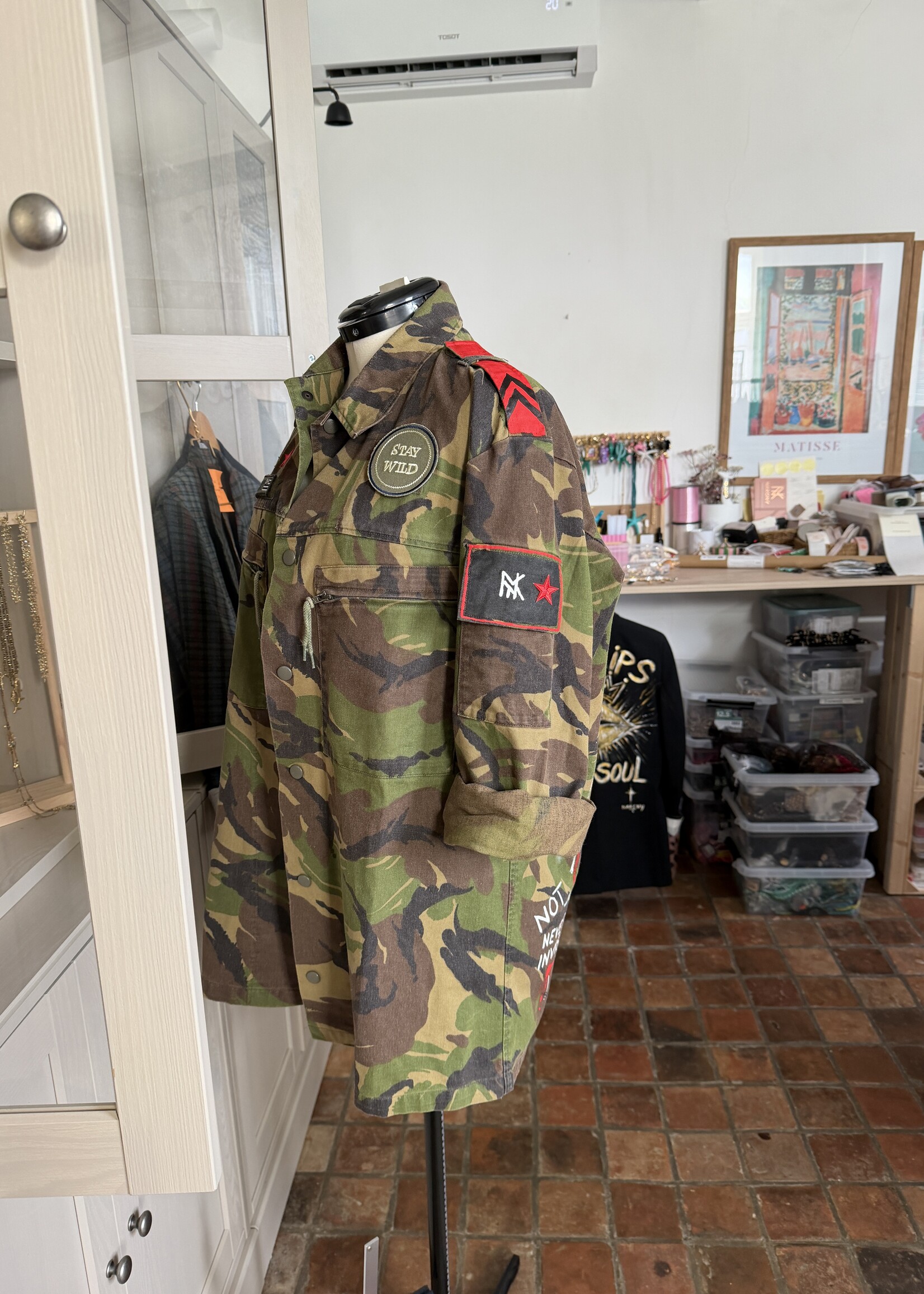 Nakony Army Rebel Jacket | Olive statement jasje met art patches | Nakony Art Wear Grevenbicht