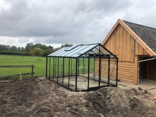 Zwarte tuinkas R306 te Emmen