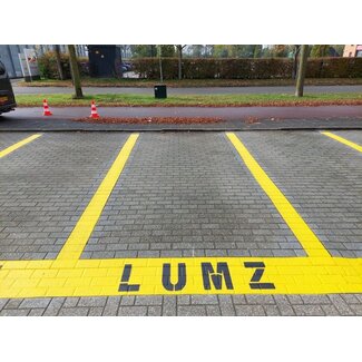 Parkeervak met bedrijfsnaam