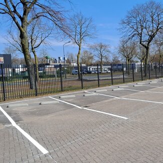 Parkeervak markering met varkensruggen