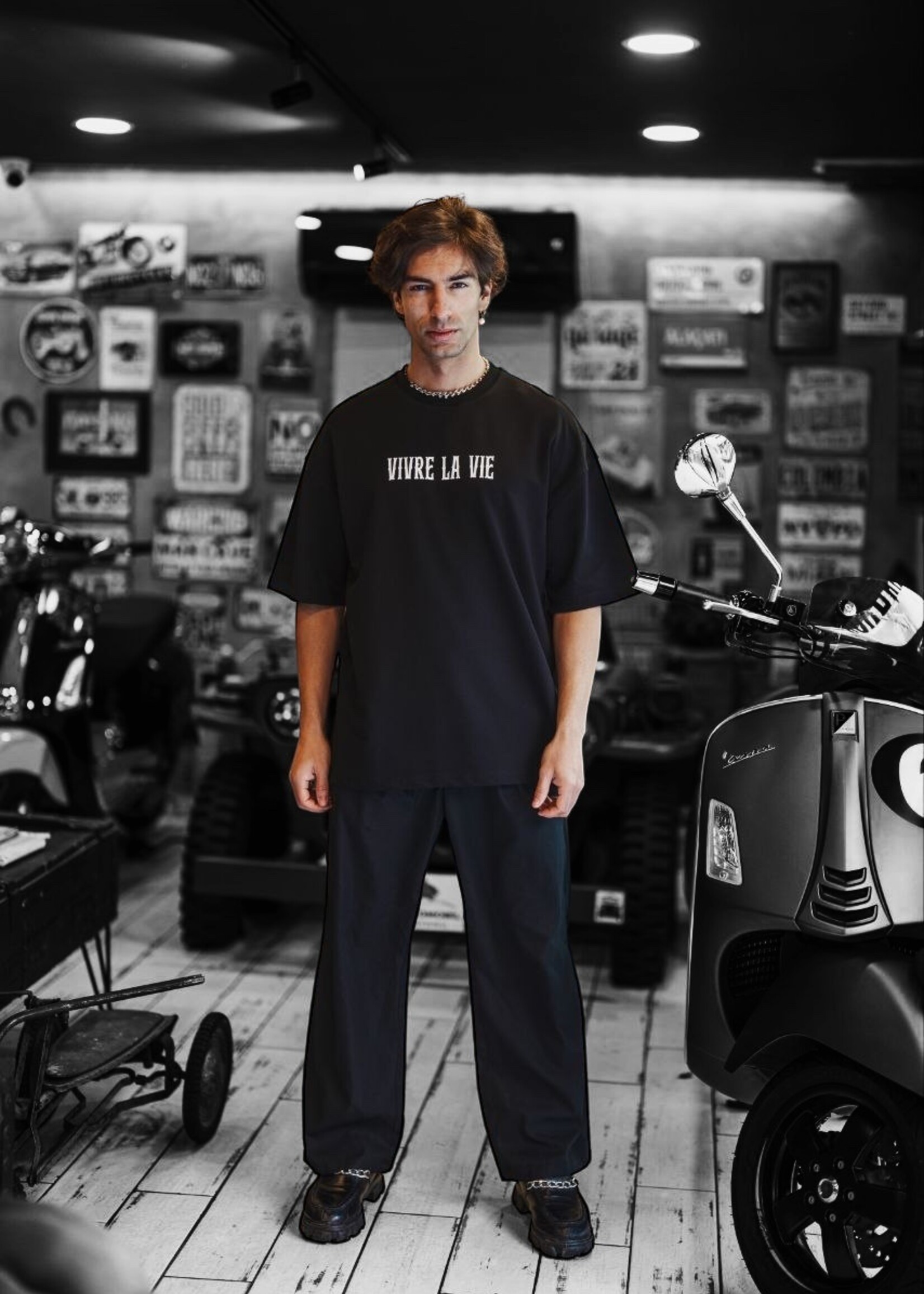 VIVRE LA VIE OVERSIZED TEE - BLACK