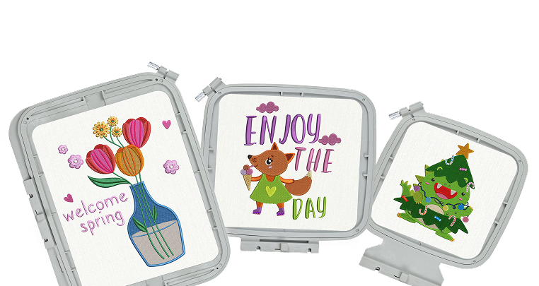 Tres bastidores de bordado de mayor a menor tamaño. El bastidor de 20 x 28 cm tiene un diseño de un jarrón con flores, el bastidor de 20 x 20 cm tiene un diseño bordado de un zorro con un vestido y el texto «Enjoy the day» (Disfruta del día), y el bastidor de 14 x 14 cm tiene un árbol de Navidad sonriente.