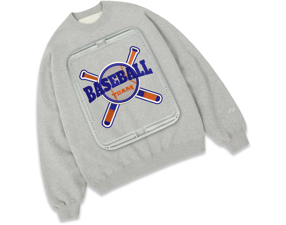 Jersey gris colocado en posición horizontal con un bastidor grande de 20 x 28 encima. Tiene un diseño bordado en rojo y azul con la palabra «Baseball» y una pelota de béisbol y dos bates cruzados detrás.