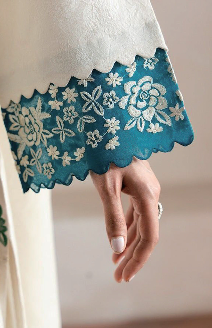 Primer plano de la manga de un vestido con un diseño floral bordado.