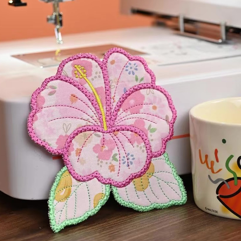 Recorta el diseño de bordado aplicado de una flor.