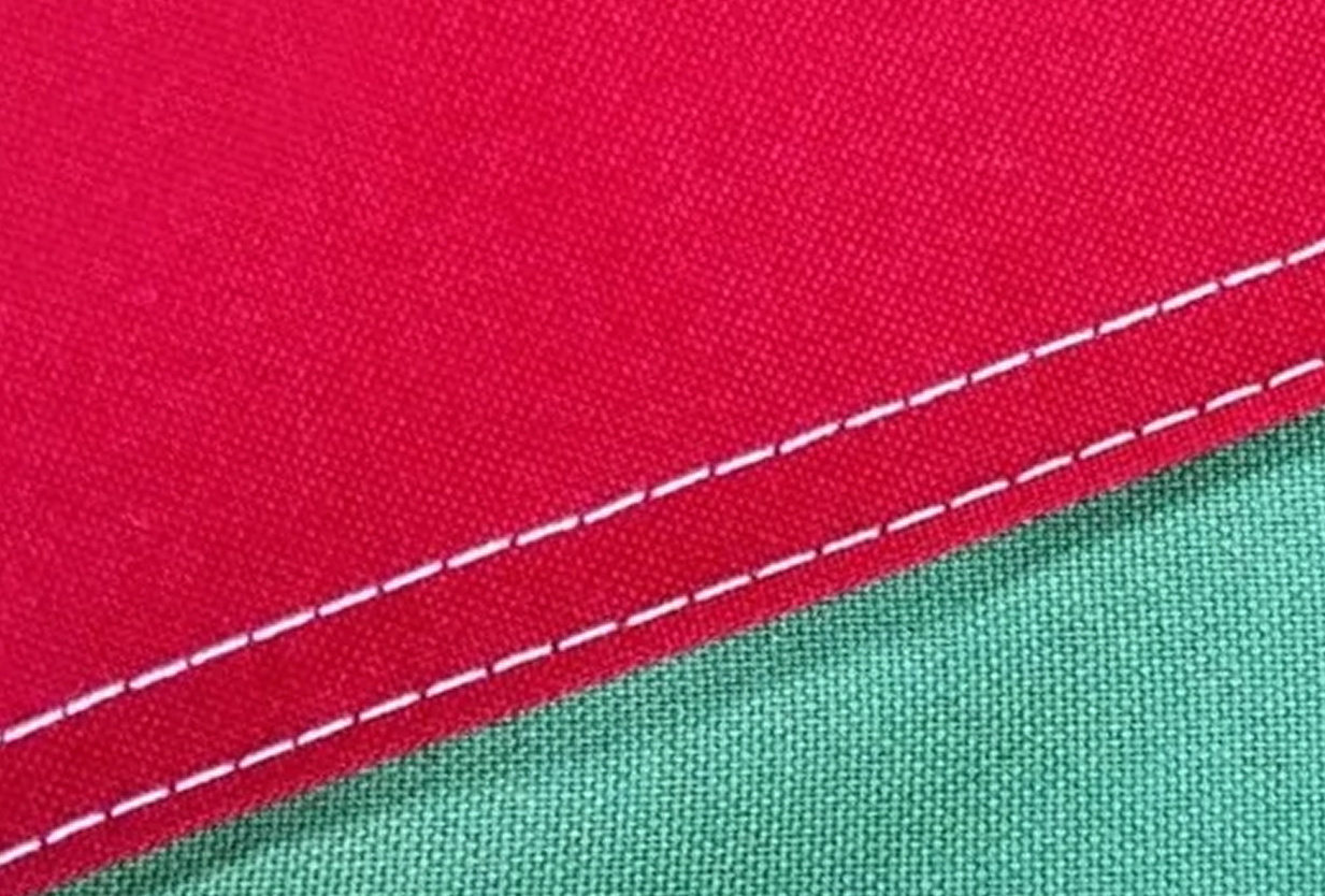 Primer plano de tela amarilla acolchada con movimiento libre.