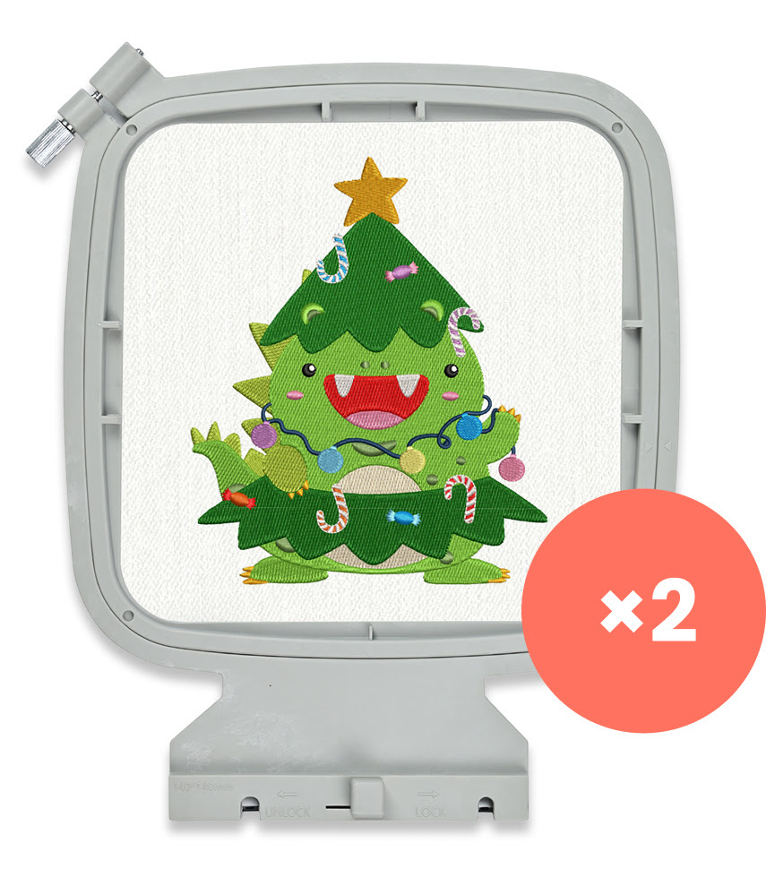 Bastidor de bordado de 14 x 14 cm con un diseño de un bonito árbol de Navidad sonriente. Una burbuja muestra x2, lo que indica que se incluyen dos bastidores con la máquina.