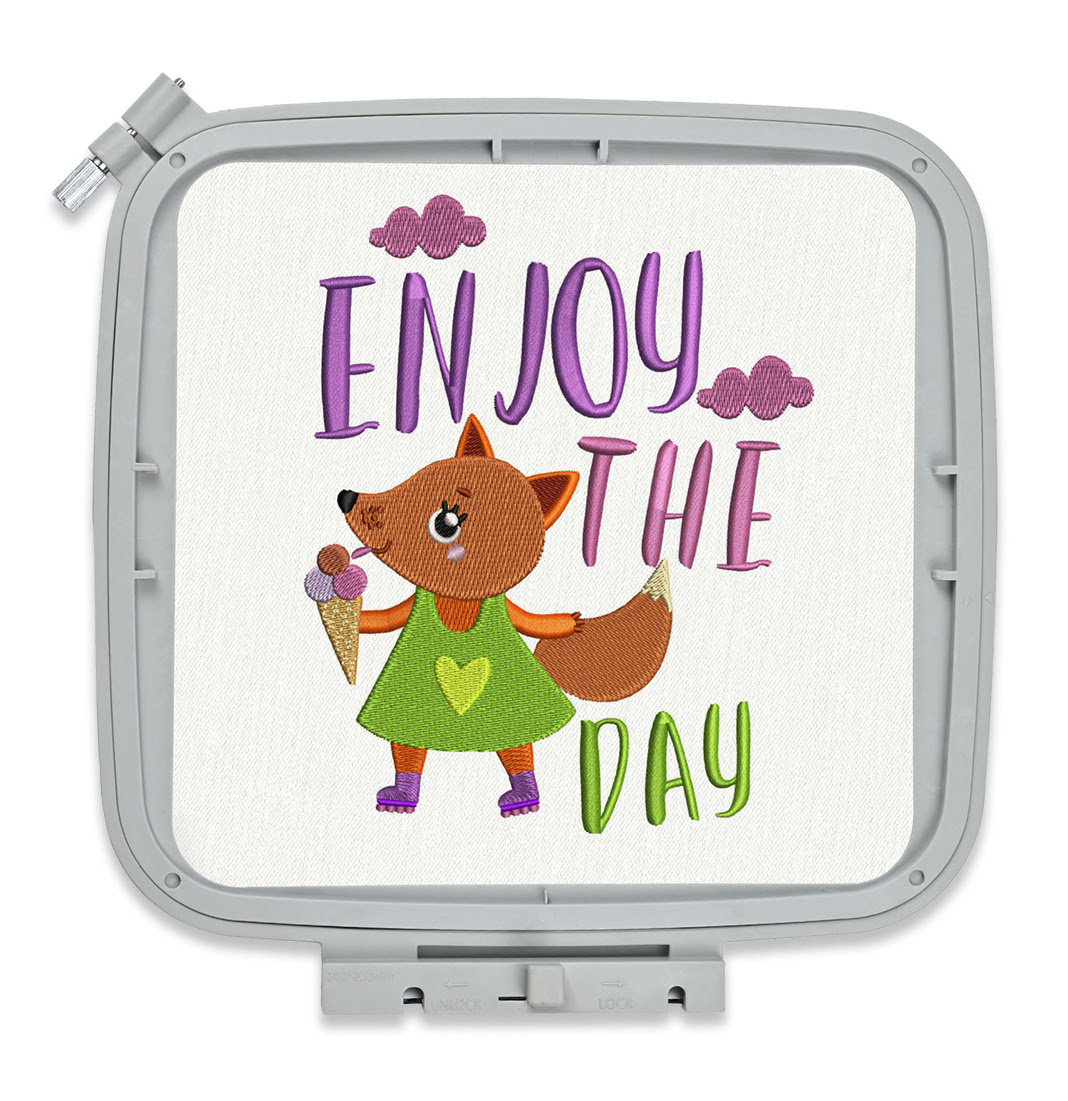 Bastidor de bordado de 20 x 20 cm con un diseño de un pequeño zorro vestido con un vestido comiendo un helado y el texto «Disfruta tu día».