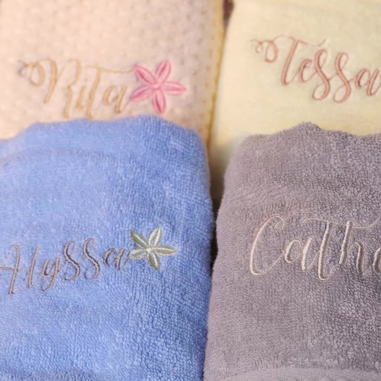 Sweater with the embroidered tex MERRY.