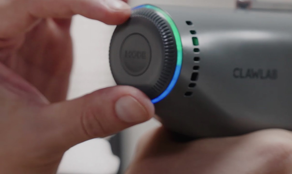 Hand adjusting the speed of the Clawlab Tufting Gun H1 by turning the dial at the back.
