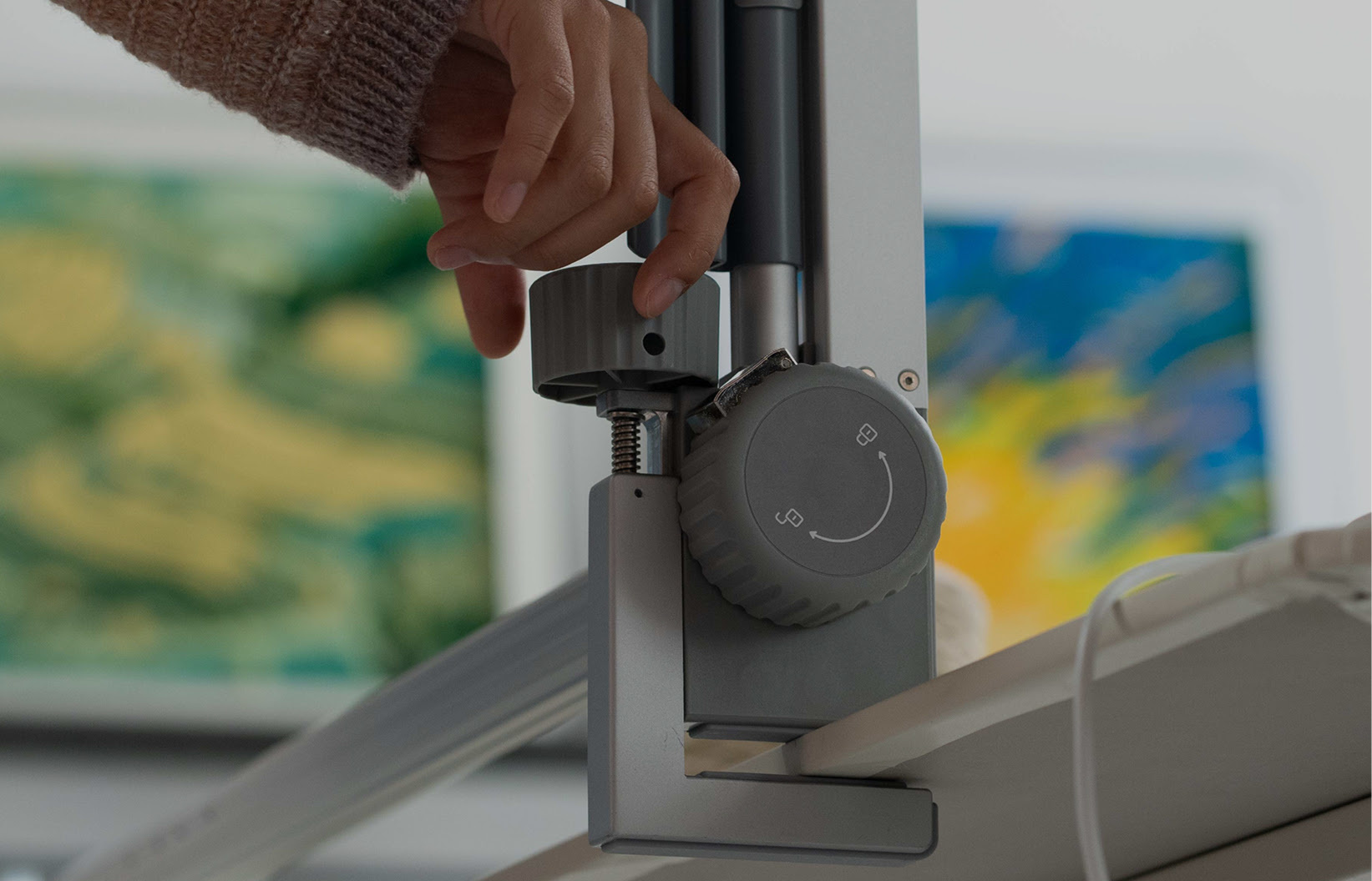 Hand tightening the clamp to attach the Tufting Frame H1 to the table.