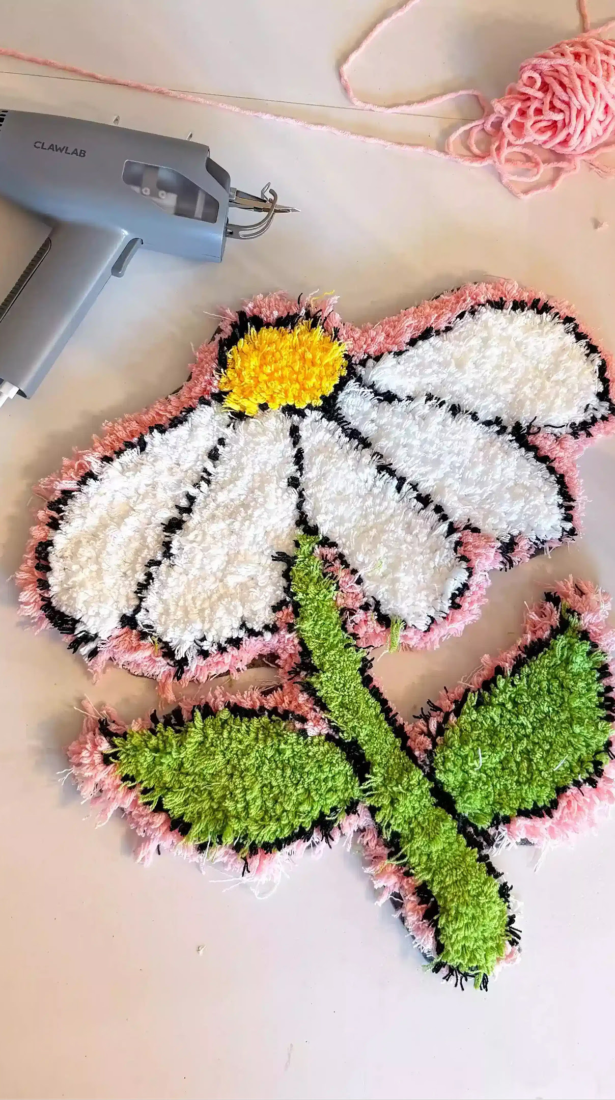 Tufted rug of a daisy flower