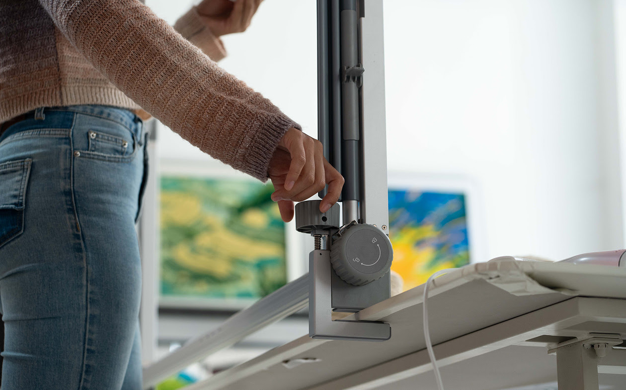 Hand tightening the clamp to attach the Tufting Frame H1 to the table.