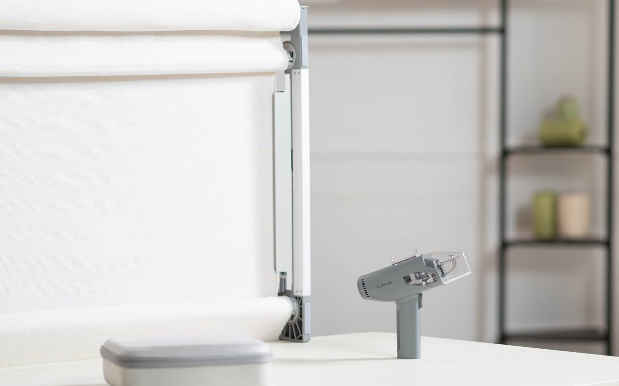 Clawlab Tufting Frame H1 with fabric stretched on it. In front are the Tufting Gun H1 and the carry case.