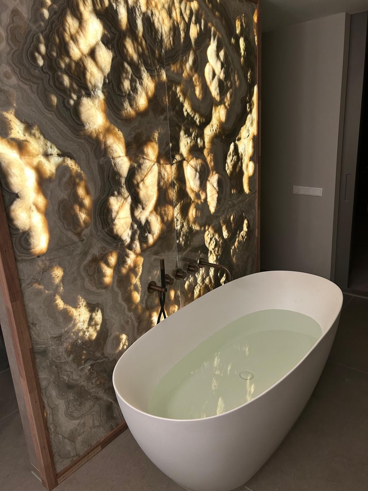 Onyx wand met LED sheets badkamer Den Bosch