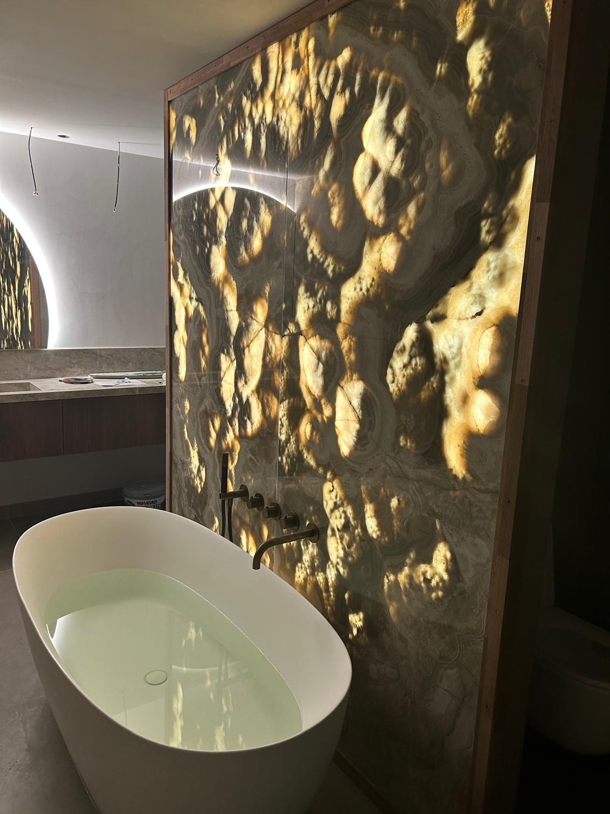 Onyx wand met LED sheets badkamer Den Bosch