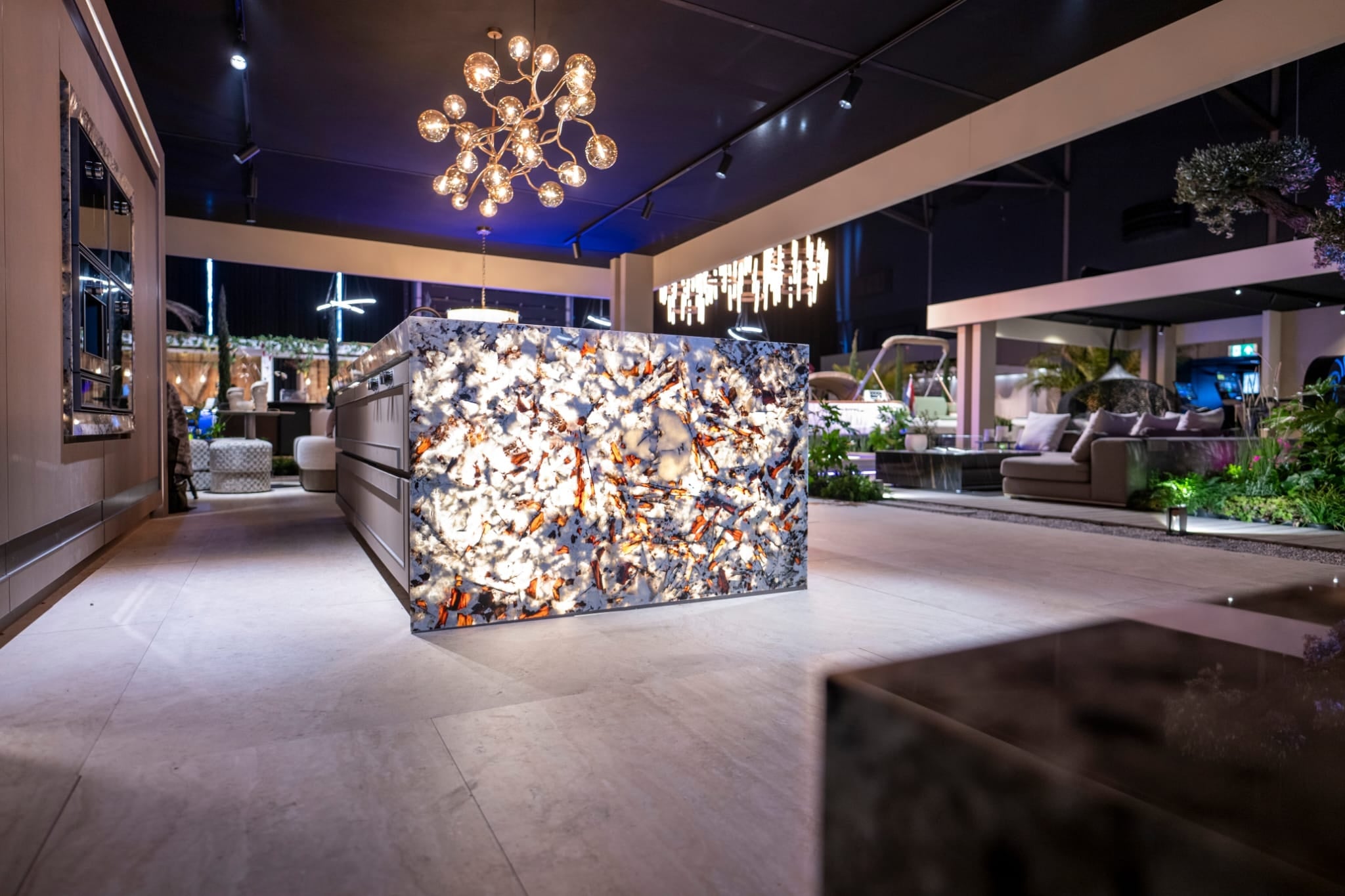 Projectaanzicht van LED sheet demokeuken voor zakelijke klant met indirecte LED-verlichting
