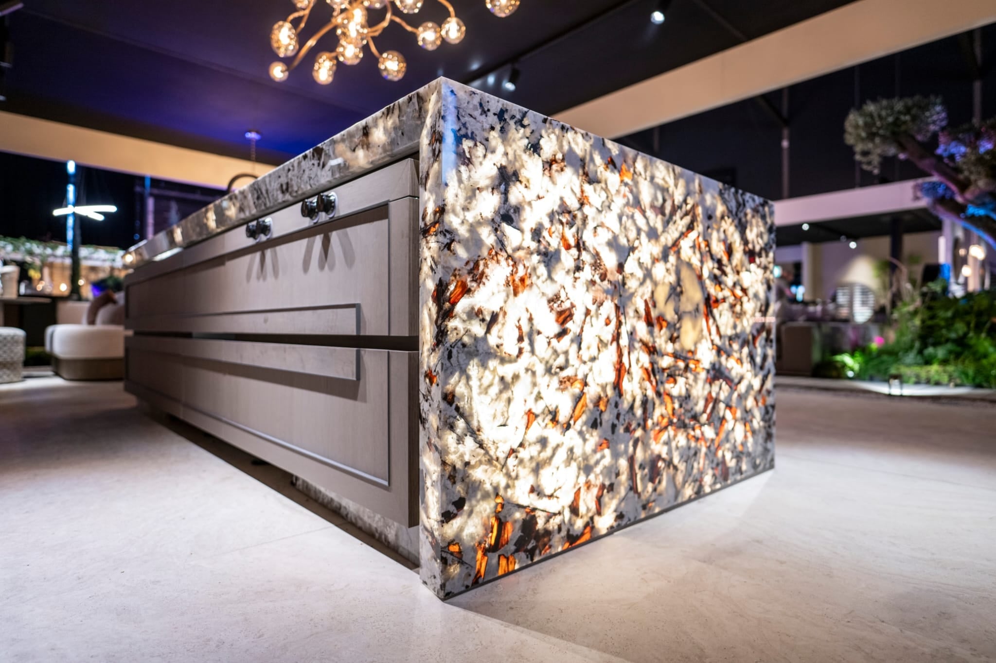 LED sheet demokeuken voor zakelijke klant met sfeervolle LED-accenten en een hoogwaardige afwerking