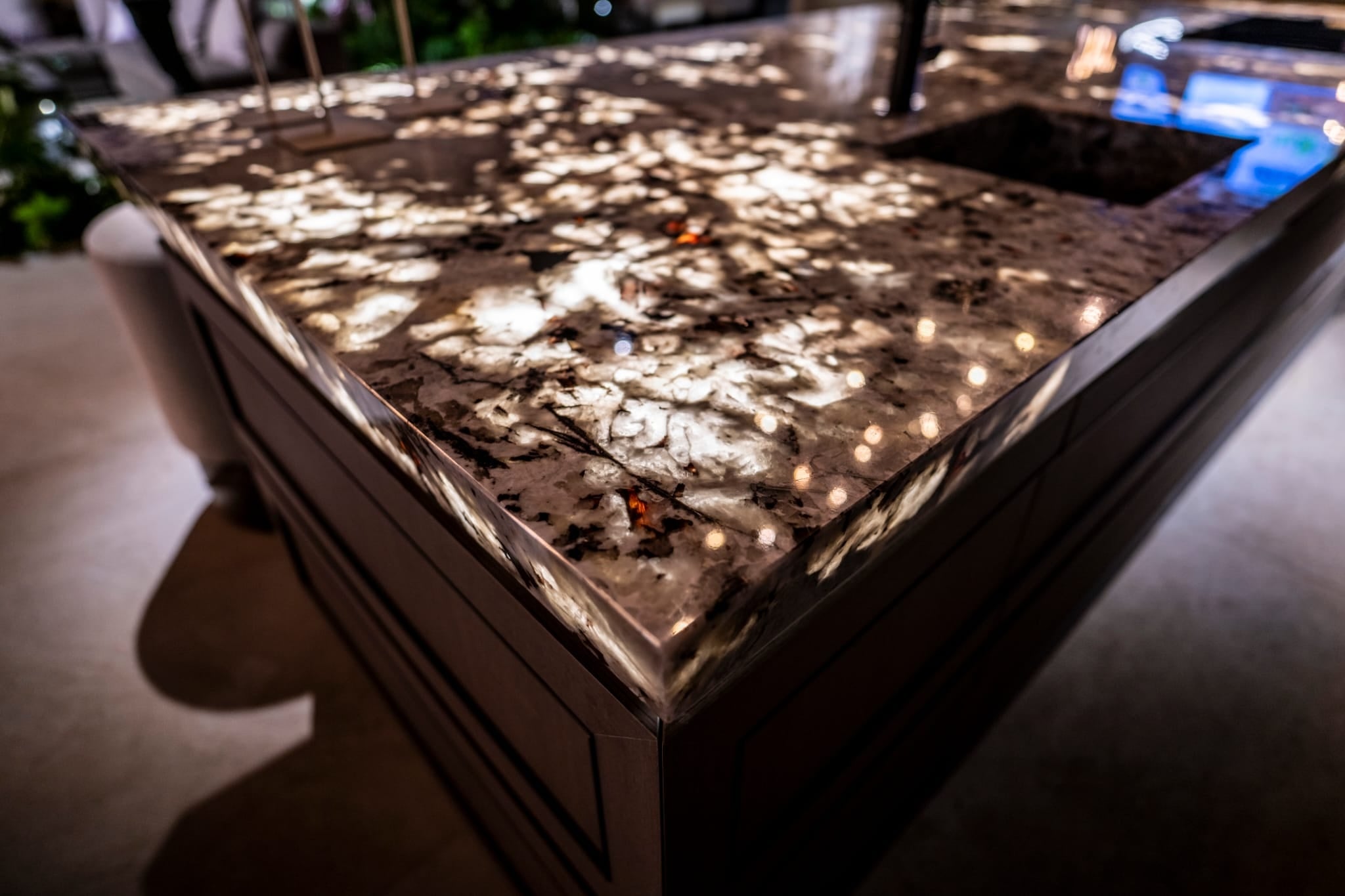 LED sheet demokeuken voor zakelijke klant met professionele LED-verlichting en strakke lichtlijnen
