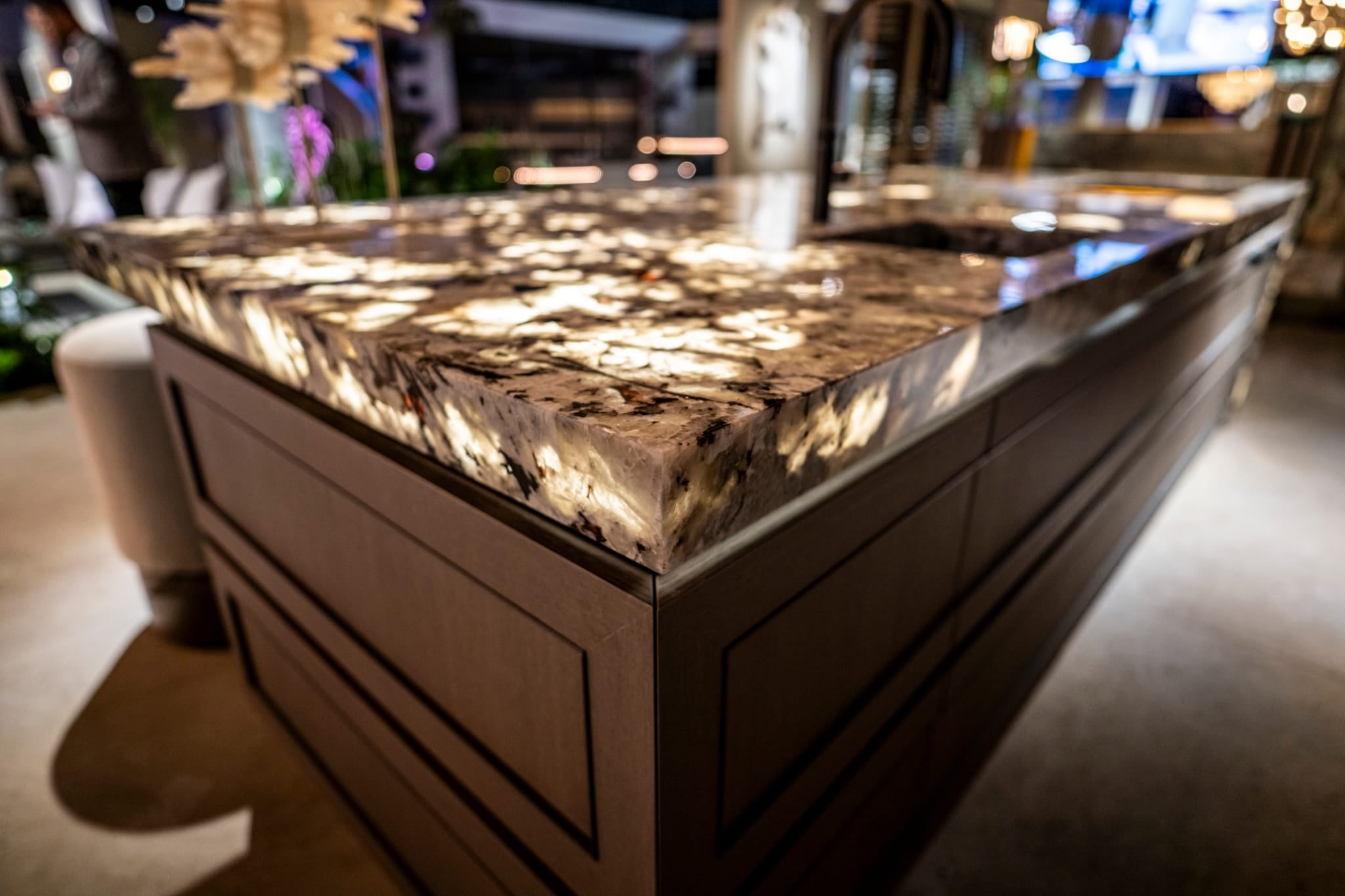 Projectaanzicht van LED sheet demokeuken voor zakelijke klant met indirecte LED-verlichting