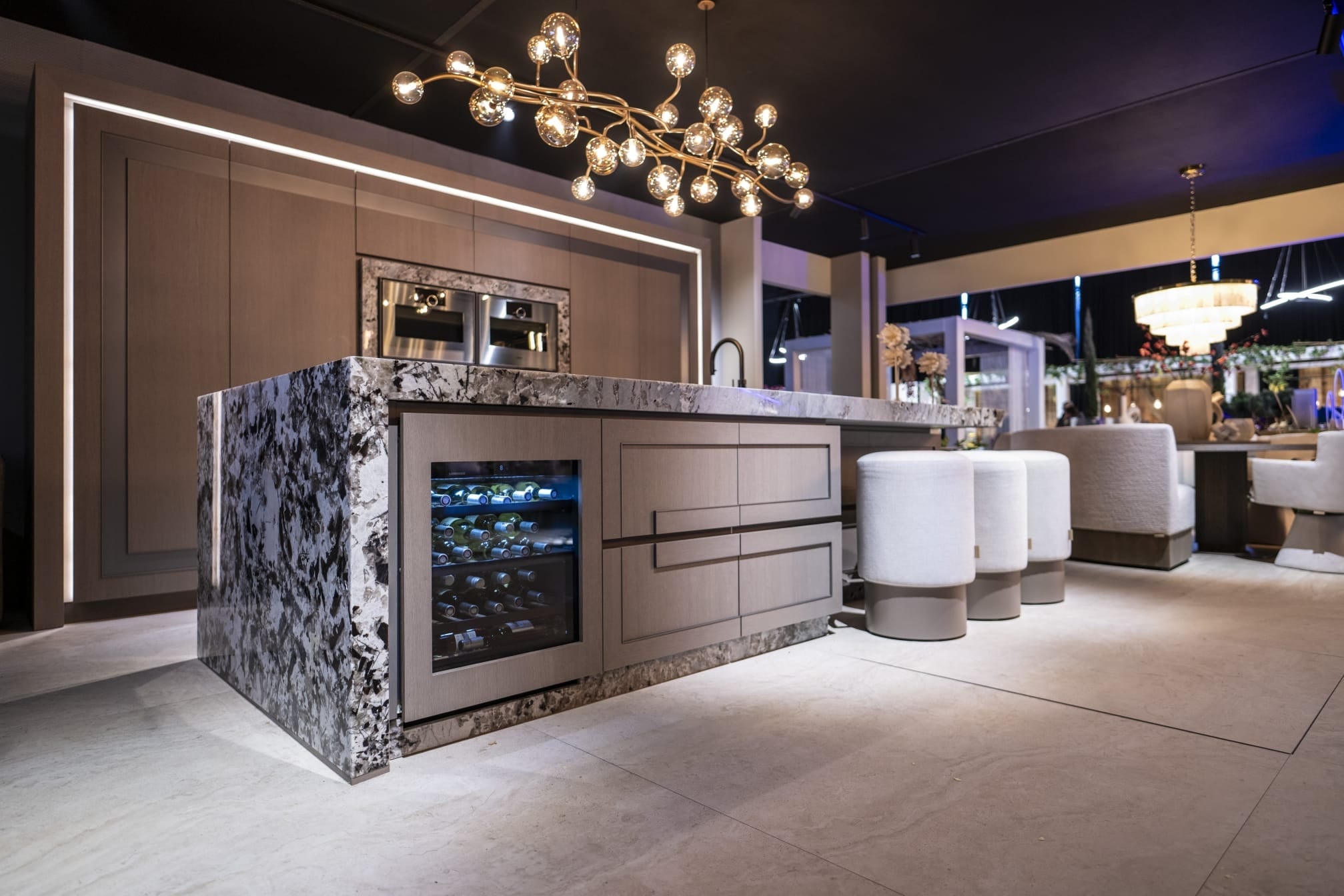 LED sheet demokeuken voor zakelijke klant met sfeervolle LED-accenten en een hoogwaardige afwerking