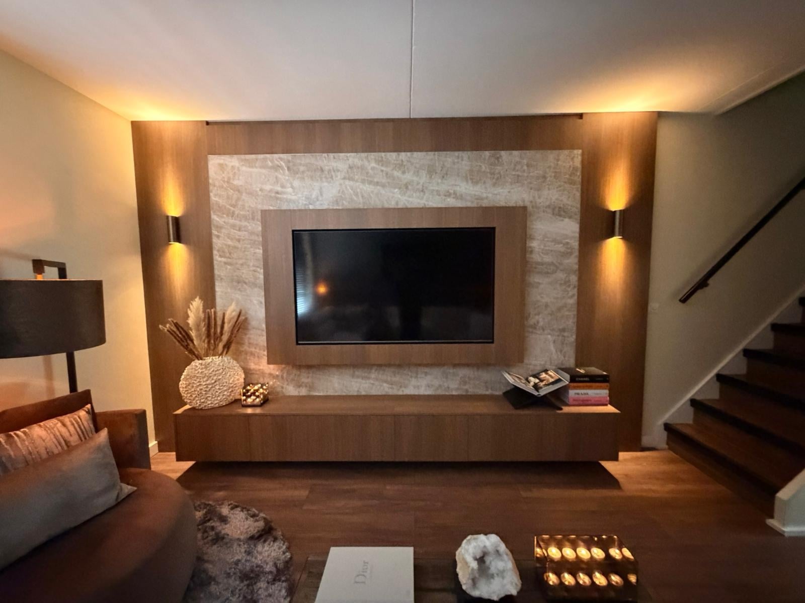 Natuurstenen tv-wand met LED sheets met professionele LED-verlichting en strakke lichtlijnen