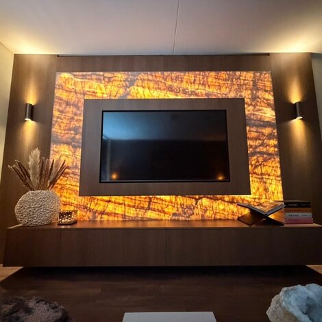Natuurstenen tv-wand met LED sheets