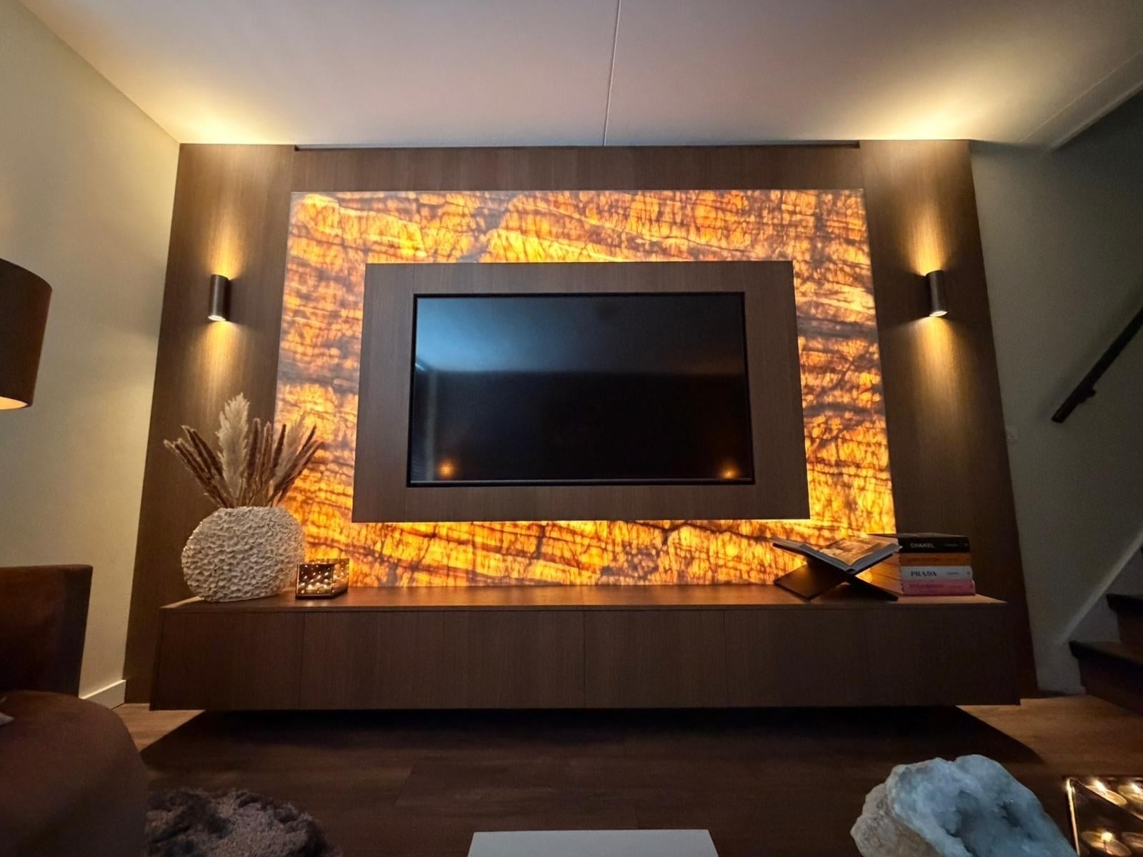 Natuurstenen tv-wand met LED sheets