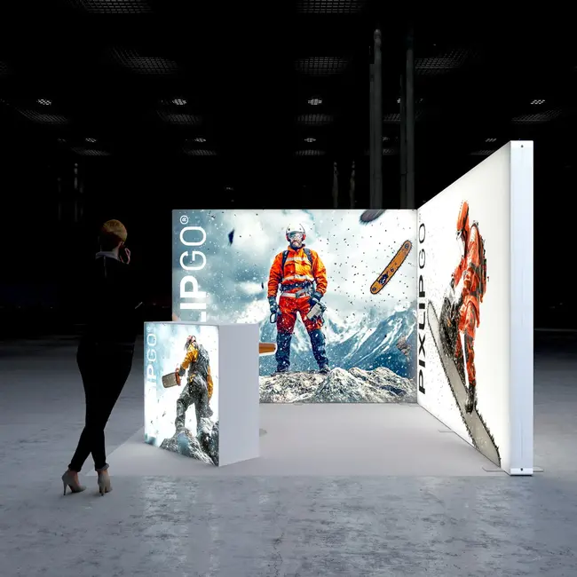 PIXLIP S-13 Beursstand Huren – Complete 3×4 m LED Beursstand inclusief prints, counter en rolkoffers