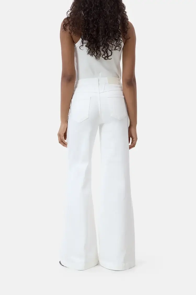 Closed GLOW UP White