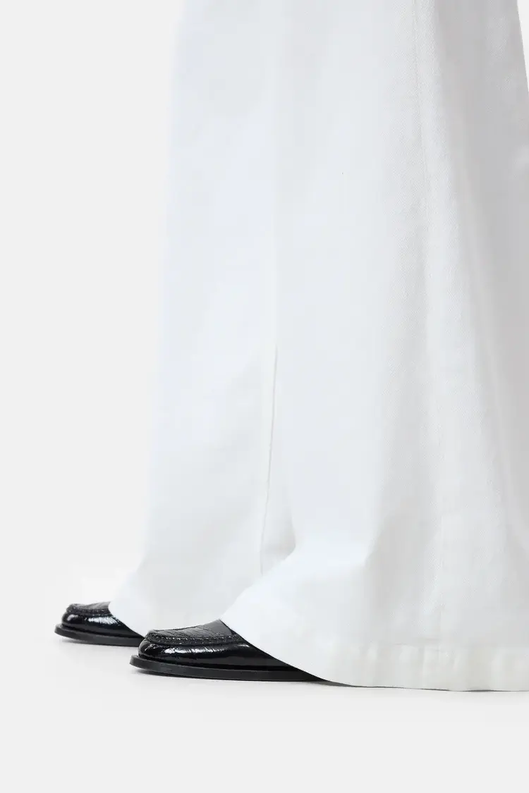 Closed GLOW UP White