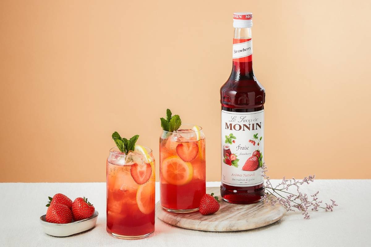 Fles Monin Aardbei met 2 limonade glazen