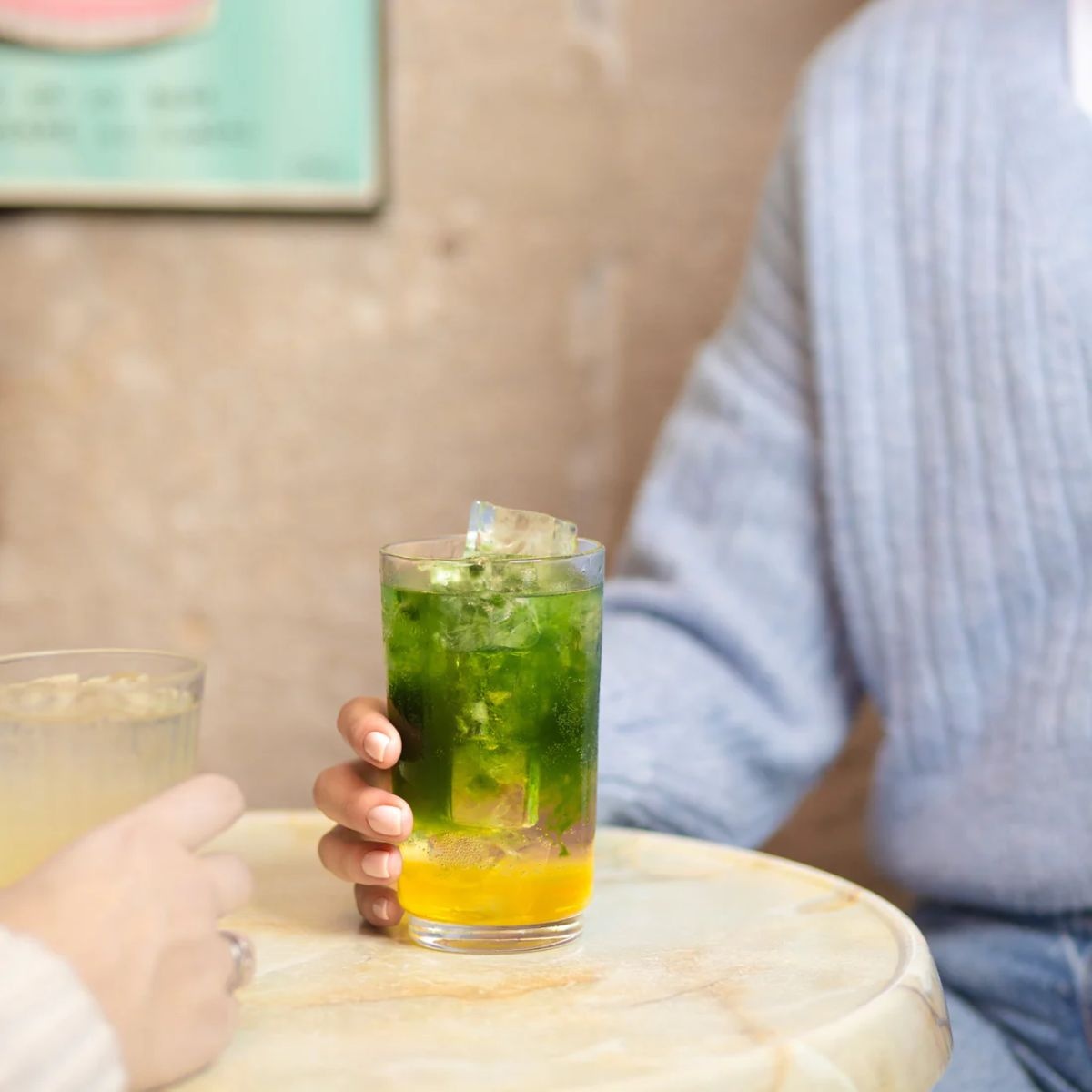 Passionfruit Matcha mocktail maken