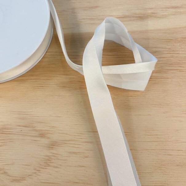 Biais satijn - gebroken wit 151