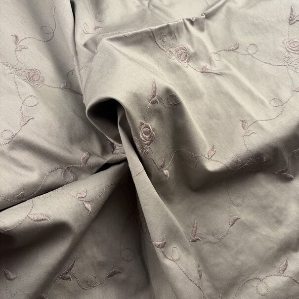 2 meter italiaanse deadstock - geborduurde stretchkatoen taupe SV26