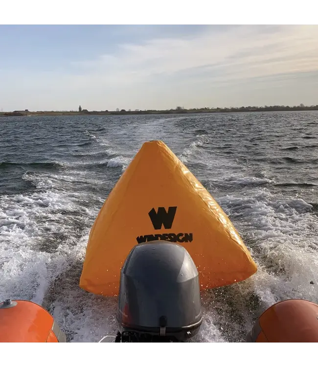 WINDESIGN Opblaasbaar piramide racemerk dat kan worden gebruikt om races en regatta's te markeren. Gemaakt van hoogwaardig 0,9 mm dik, duurzaam PVC gecoat polyester zeildoek. De heldere kleur en de grootte van de markering helpen zeilers om de markering van grote a
